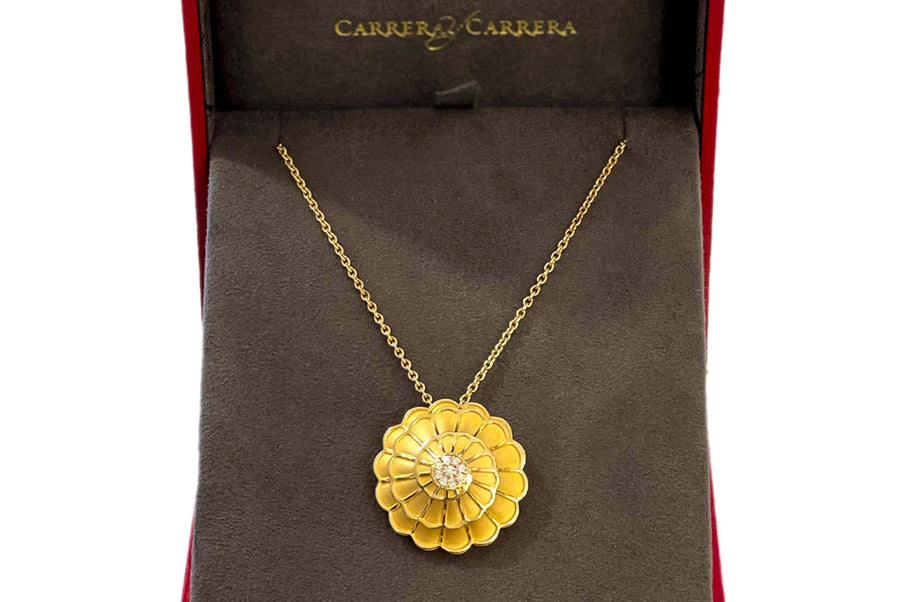 a view of the pendant displayed in its carrera y carrera box