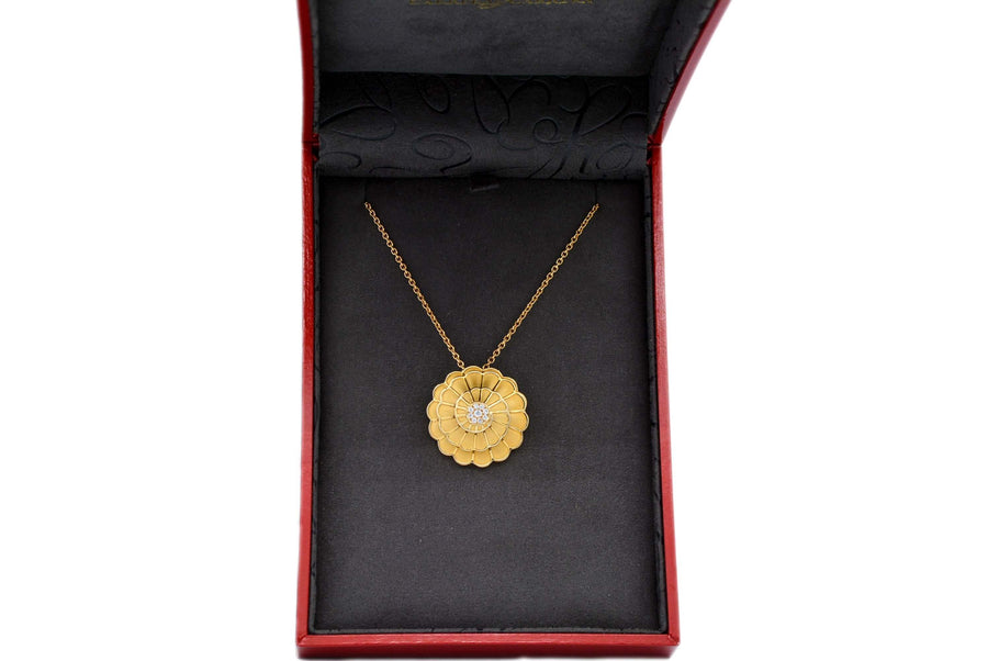 the afrodita pendant in its carrera y carrera box 