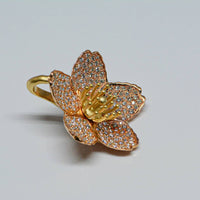 showing a close-up of the center section in greenish-yellow gold