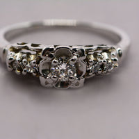 closeup of the diamonds in the illusion setting