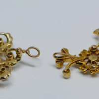 showing the mechanism that attaches the pendant to the necklace