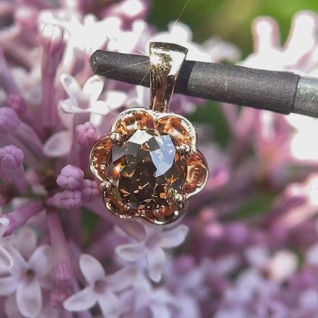 video showing the diamond pendant in daylight