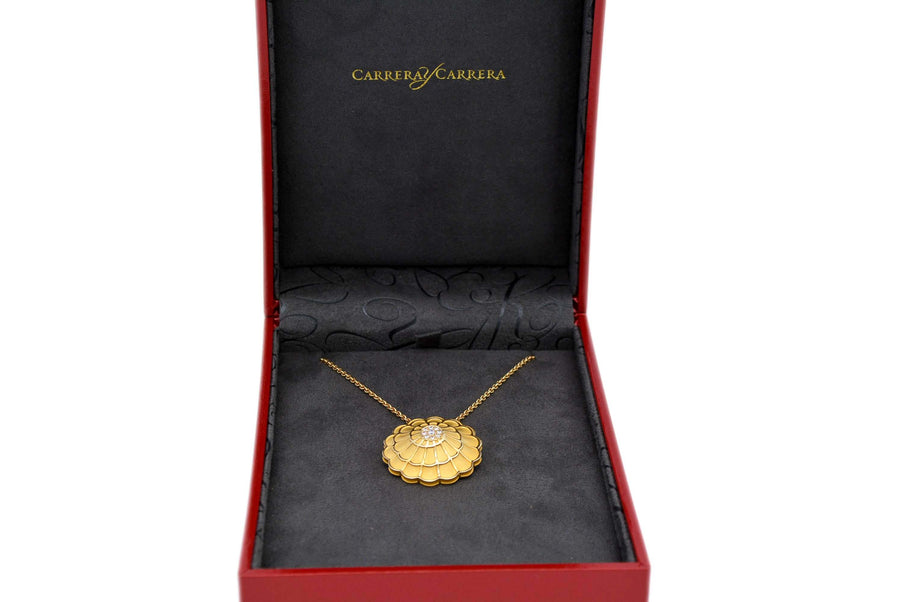 the pendant in its carrera y carrera box