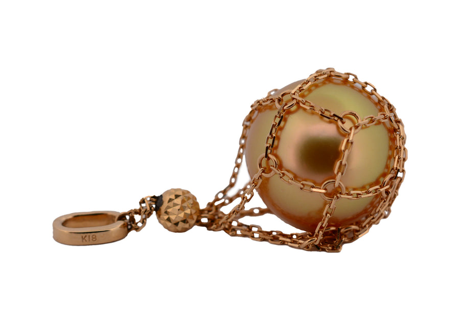 viewing a pearl in the net pendant