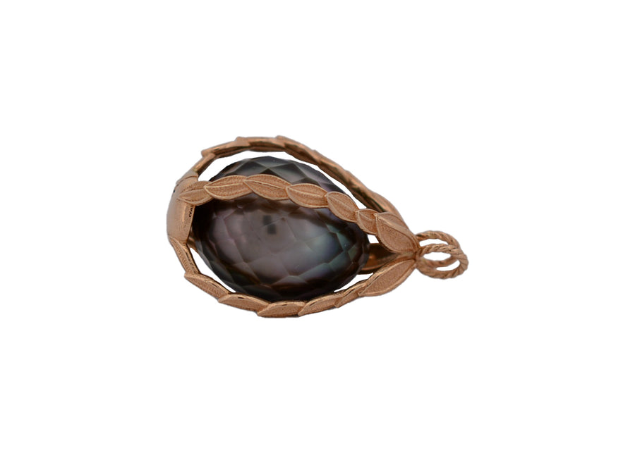 a tahitian pearl inside the myrtus pearl cage